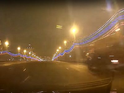Большой Москворецкий мост и мусороуборщик, ночь с 27 на 28.2.15 (скрин видео, публикуется в sakralnaya-azhertva.blogspot.ru).