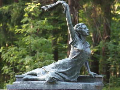 Памятник Раймонде Дьен, СПб., Зеленогорск. Источник - kudago.com