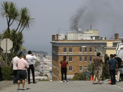 Дым над генконсульством РФ в Сан-Франциско, 2.9.17. Источник - apnews.com