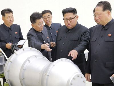 Ким Чен Ын с членами ядерной программы. Фото: nationalreview.com