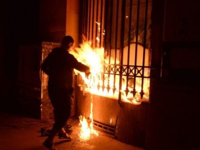 Петр Павленский поджигает ограду Банка Франции, 16.10.17. Фото: tvrain.ru