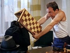 Драка шахматными досками, кадр из к/ф "Джентльмены удачи". Источник - fishki.net