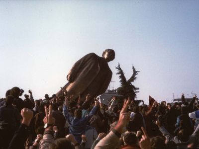 Демонстранты сбрасывают памятник "вождю" Энверу Ходже. Албания, 1991 г. Источник - magspace.ru