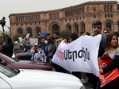 Молодежь перекрывает центр Еревана, 15.4.18. Источник - 5165news.com