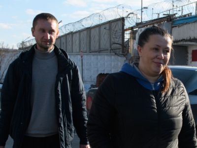 Вышедшая из СИЗО Ирина Сохарева и ее муж. Фото: M.ura.news