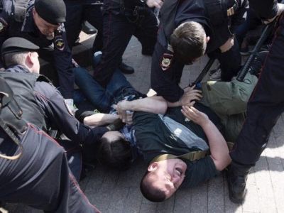 Задержание Дмитрия Карасева на акции 5 мая в Москве, Фото: twitter.com/polinanem