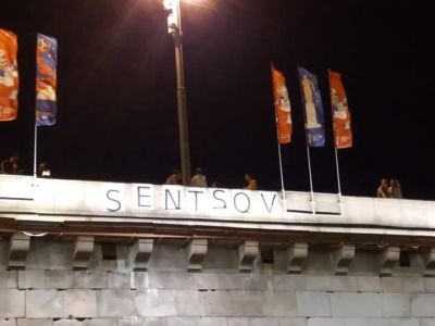 Плакат "Сенцов" на мосту. Фото: twitter.com/galiamina