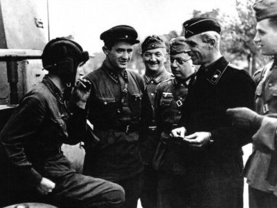 Советские и германские офицеры в оккупированном Бресте, 1939 г. Фото: photochronograph.ru