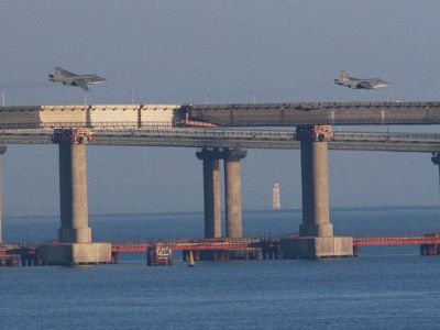 Российские самолеты Су-25 над Керченским мостом, 25.11.18. Фото: Reuters