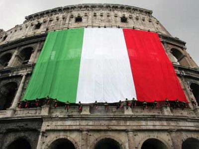 Флаг Италии на Колизее. Фото: somethingmoreessays.blogspot.com