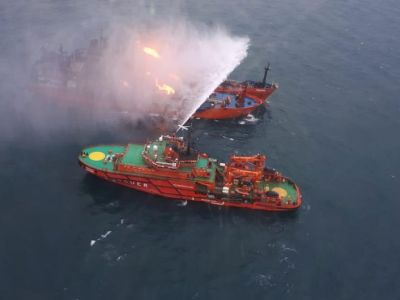Спасательное судно во время пожарной операции после аварии с участием двух танкеров, которые загорелись у побережья Крыма, 22 января 2019 года. Фото: Reuters