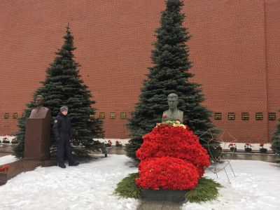 Цветы на могиле Сталина (до начала акции возложения), 5.3.19. Фото: https://t.me/kolezev/3601