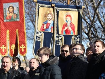 На молебн в Екатеринбург привезли артистов из Москвы и пришел губернатор: они хотят храм