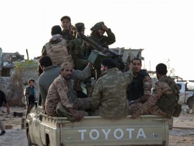 Военнослужащие Хафтара едут на грузовике в районе Бенины, к востоку от Бенгази. Фото: Reuters
