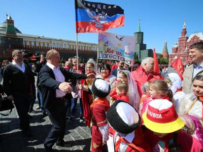 У Мавзолея Ленина несколько тысяч школьников посвятили в пионеры