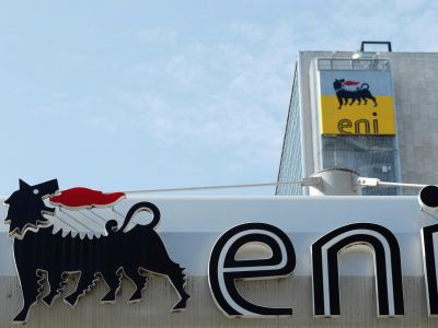 Логотип итальянской энергетической компании Eni на заправочной станции в Риме Италия