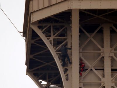 Россиянин на эйфелевой башне. Фото: Reuters