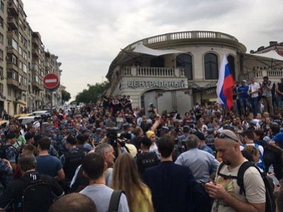 На шествии в Москве в поддержку журналиста Голунова начались задержания