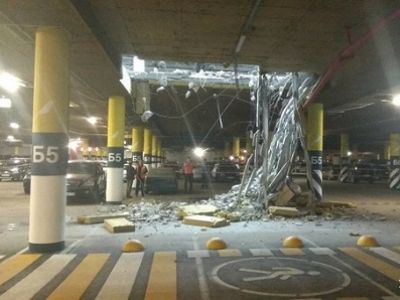Обрушение в торговом центре "Мега Дыбенко". Фото: 47news.ru