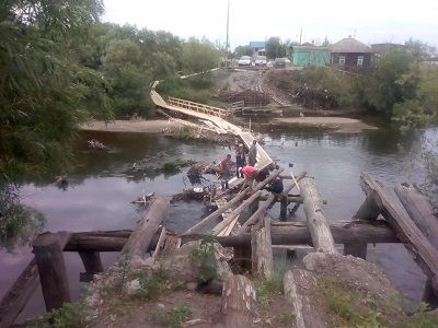 Жители уральского села строят мост через реку за свой счет