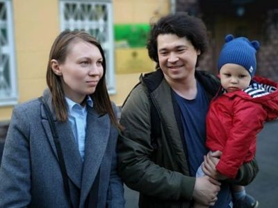 Дмитрий Проказов и его жена Ольга с сыном у Следственного комитета России. Фото: BBC