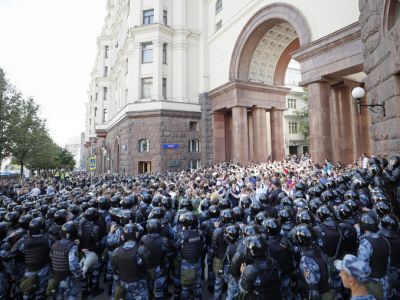 ОМОН и протестующие в Москве. Фото: EPA