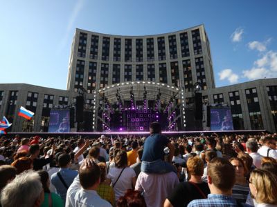 День флага на проспекте Сахарова. Фот: Андрей Гордеев / Ведомости