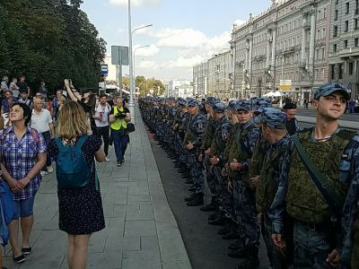 Сотрудники Росгвардии, стоящие в оцеплении, во время шествия 31 августа. Фото: Владимир Моторин / Forbes