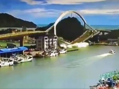В Тайване рыбаки оказались под обломками обрушившегося моста