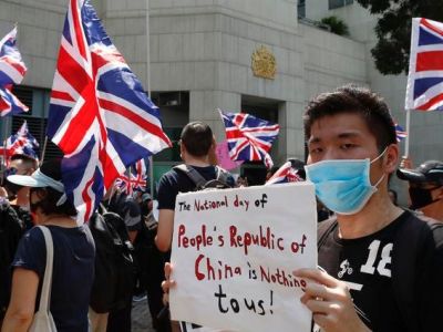 Протестующие в Гонконге с британскими флагами, 1.10.19. Фото: facebook.com/vasily.golovnin