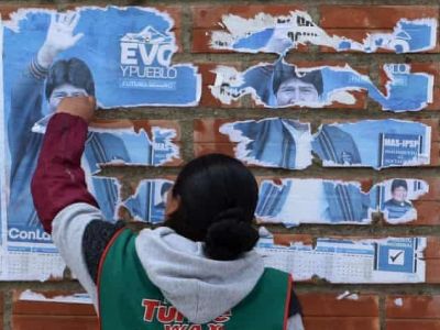 Уборка предвыборной агитации Эво Моралеса. Фото: t.me/ru_global