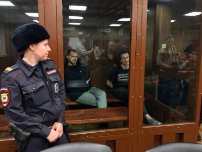 Максим Мартинцов и Егор Лесных перед оглашением резолютивной части приговора. Фото: Александр Бородихин / Медиазона