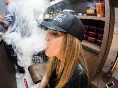 Девушка курит вейп. Фото: Isabella Mendes / Pexels