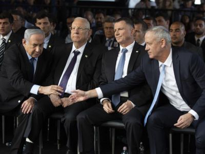 Лидер партии "Кахоль-Лаван" Бенни Ганц (справа) протягивает руку премьер-министру Израиля Биньямину Нетаньяху 10 ноября 2019 года. Фото: Heidi Levine / AP