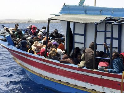 Нелегальные мигранты на яхте. Фото: Voanews.com