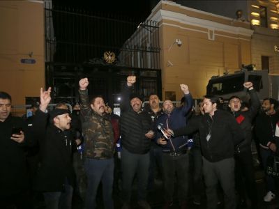 Стамбул, акция протеста у российской дипмиссии после гибели турецких военных в Сирии, ночь с 27 на 28.02.20. Фото: aa.com.tr