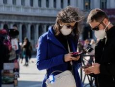 Туристы в защитных масках в Италии. Фото: Manuel Silvestri / Reuters