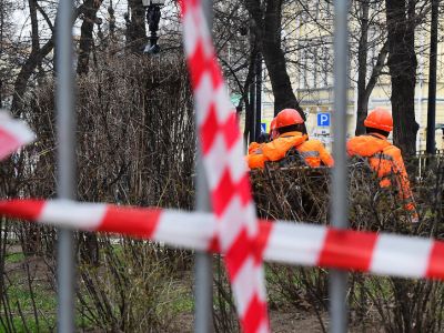 Сотрудники коммунальной службы города отдыхают на лавочке в сквере. Фото: Игорь Иванко / Коммерсант