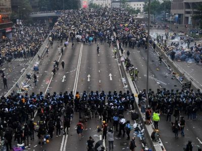 На одной из акций протеста в Гонконге. Фото: Anthony Wallace / AFP