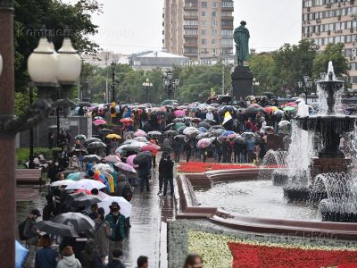 Люди собрались в очередь на Пушкинской площади в Москве 15 июля с целью поставить подпись под коллективным иском в суд с требованием отменить результаты общероссийского голосования по поправкам в Конституцию. Фото: Александр Миридонов/Коммерсант