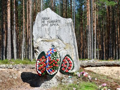 Памятник расстрелянным на полигоне "Сандармох" (Карелия). Фото: sm-news.ru