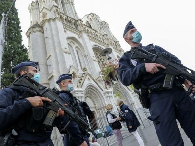 Вооруженная полиция у церкви Нотр-Дам в Ницце, 29.10.2020. Фото: Reuters