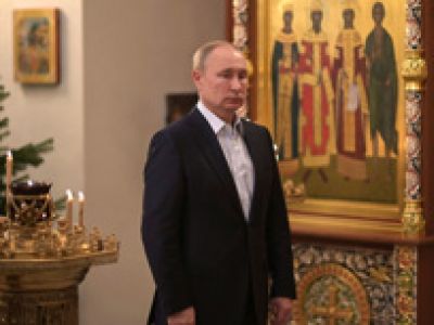 Путин покачивается во время рождественской службы. Фото: Вести.ру