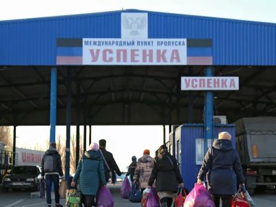 Мигранты на КПП ДНР Фото: Сергей Аверин / РИА "новости"