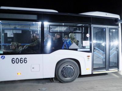 Автобус с бойцами из "Азовстали" покидает территорию завода, 16.05.22. Фото: Reuters