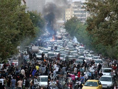 Участники акции протеста в центре Тегерана, Иран. Фото: AP Photo