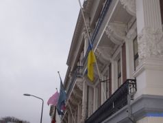 В Посольстве Украины в Нидерландах в знак траура в связи с авиакатастрофой в Иране приспустили флаг. Фото: Ирина Драбок / Укринформ