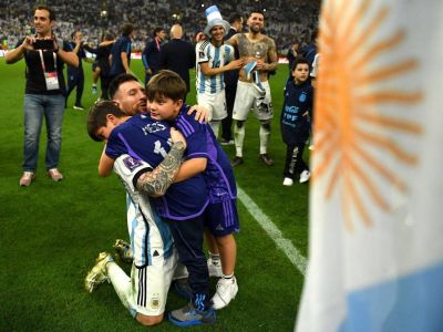 Лионель Месси вместе с детьми празднует победу сборной Аргентины. Фото: t.me/stormdaily