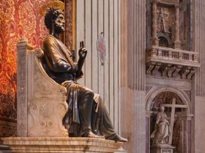 Бронзовая статуя Апостола Петра в соборе св. Петра в Ватикане. Фото: rome24.ru