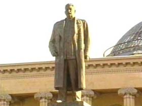 Памятник Сталину. Кадр телеканала ТВС, архив (с)